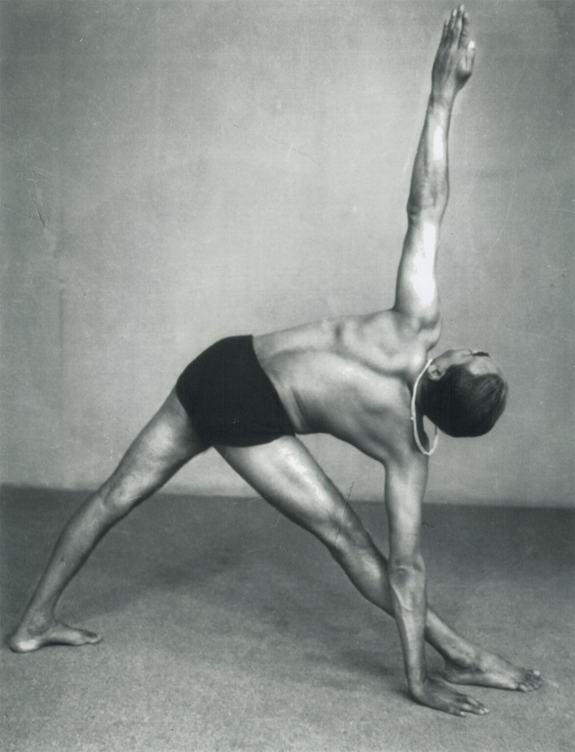 B.K.S. Iyengar en Utthita Trikonasana (posture du triangle)